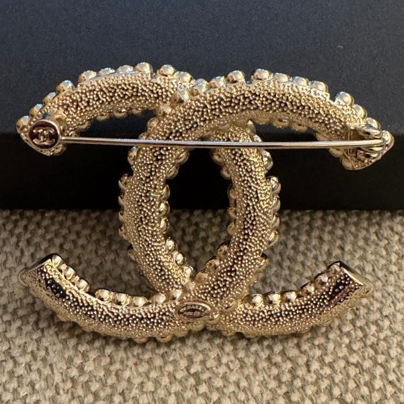 Brand New Classic Chanel Large CC Logo Crystal Embellished Pearl Brooch - Picture 2 of 3